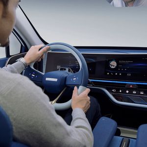 Neben einem konkaven 12,3-Zoll-Screen hinterm Lenkrad gibt es zwei Infotainment-Touch-Bildschirme, der eine ist unverrückbar dem Fahrer zugewandt ... (Bild:  Yanfeng)