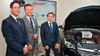 Im Vogel Convention Center in Würzburg präsentierten (v.li.) Neofitos Arathymos (ZDK), ZDK-Vizepräsident Wilhelm Hülsdonk und Dirk Marichal (ADIS-Technology) das Euro-DFT. (Bild: ZDK)