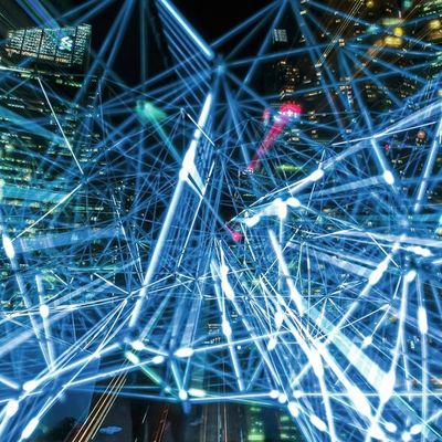 Dezentrale Einspeisung und digitale Steuerung verändern die Struktur moderner Stromnetze. (Bild: frei lizenziert)