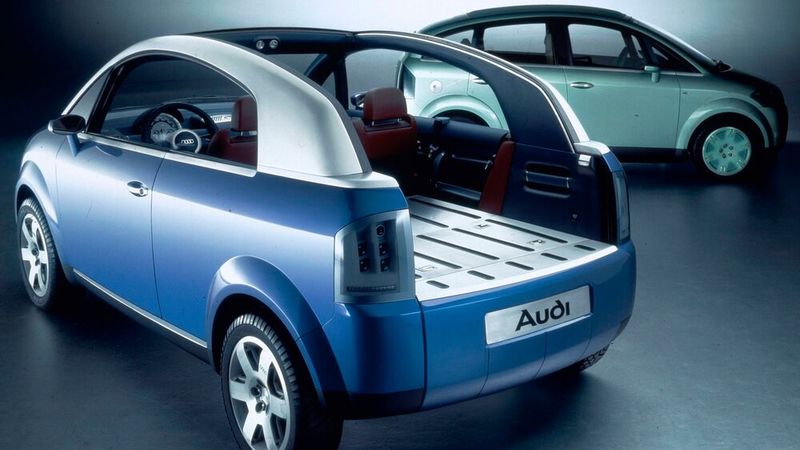 1997 entstand ein Showcar für die Internationale Automobilausstellung (IAA) in Frankfurt. Die Al2, wie die beiden Studien genannt wurden, sollten durch die Verwendung durchsichtiger Kunststoffteile und Aluminium ein neues Raumgefühl und Leichtigkeit vermitteln. Beide Versionen hatten eine weit heruntergezogene Dachlinie und eine weit nach vorn greifende Windschutzscheibe.  (Bild: Audi AG)