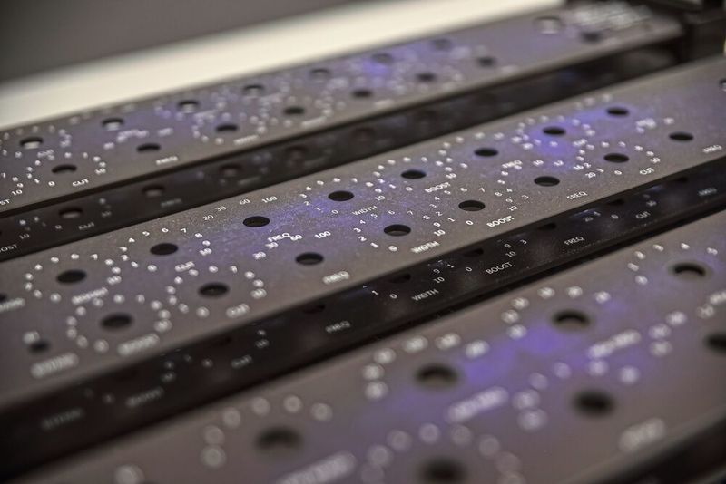 Eine der Kernanforderungen der Audiomanufaktur war es, einen hochwertigen farbigen Druck mit Verläufen direkt auf der schwarz-eloxierten Frontplatte zu realisieren, der besonders beständig und haltbar ist.  (Bild: Bopla Gehäuse Systeme GmbH)