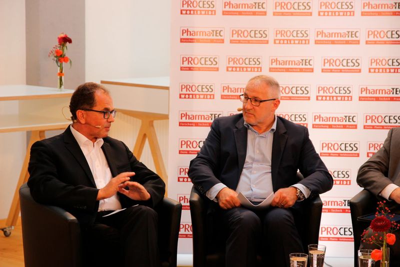 Dr. Eckhard Roos (rechts) und Moderator Gerd Kielburger Chefredakteur der PROCESS.  (Bild: Ernhofer)