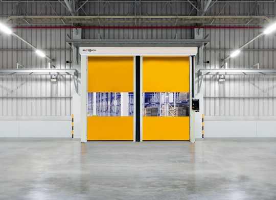 Butzbach-Schnelllauftore mit zwei Flügeln und horizontaler Bewegung öffnen sich im Vergleich zu vertikal bewegten Toröffnungskonzepten etwa doppelt so schnell.(Bild:  Butzbach)