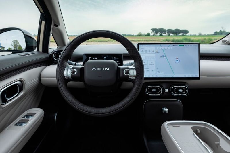 Man sitzt auf weichem Kunstleder, blickt auf ein Cockpit ohne jegliche Knöpfe und Schalter (Bild: GAC)