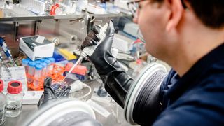 Gemeinsam mit ihren Kooperationspartner arbeitet das Team vom Bochumer Zentrum für Elektrochemie an der Entwicklung neuer Katalysatoren. (RUB, Katja Marquard)