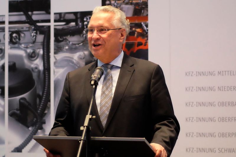 Würdigte den Einsatz und den Erfolg seines Parteifreunds Klaus Dieter Breitschwert: der bayerische Staatsminister Joachim Herrmann. (Zietz/»kfz-betrieb«)