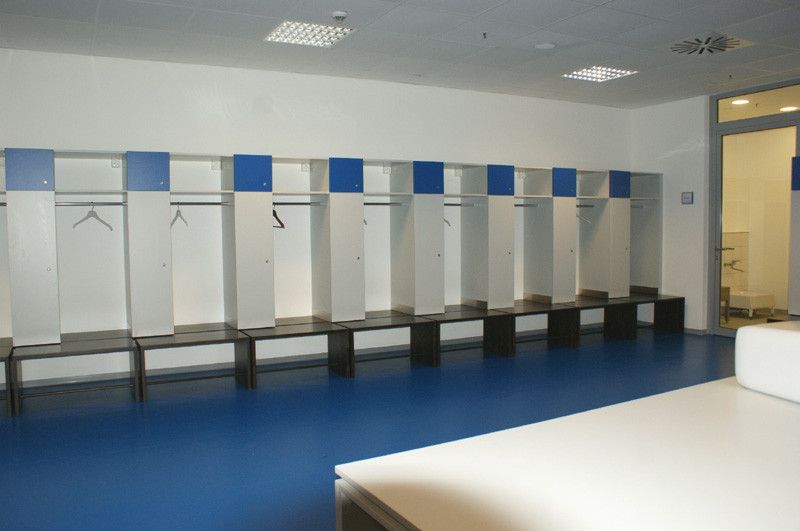 Die großzügig geschnitteten Mannschaftskabinen für den TSG 1899 Hoffenheim und der Gegner sind in Blau znd Weiß gehalten, es gibt jeweils 35 Grad warme Erholungsbäder, aber nur Hoffenheimer können nach dem Spiel in ein Becken mit crushed ice eintauchen. (Bild: Ostler)