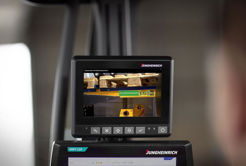 Die Gabelzinkenkamera Addedview kann in einem stapeln, scannen und die Ergebnisse in beliebige Warehouse-Management-Systeme übertragen. (Bild: Jungheinrich)