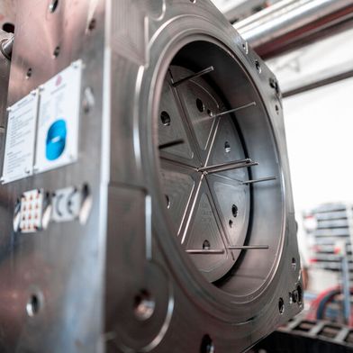 Das von Deckerform entwickelte Stammformwerkzeug mit austauschbaren Kontureinsätzen ermöglicht die wirtschaftliche Fertigung verschiedener Innen-/Außenadapter von IA100 bis IA400. Das innovative Stammformkonzept reduziert den Materialeinsatz und ermöglicht die flexible Produktion verschiedener Adaptergrößen. Um die Beständigkeit des Werkzeuges zu garantieren setzt der Familienbetrieb auf die Führungselemente von Meusburger.  (Bild: Deckerform)