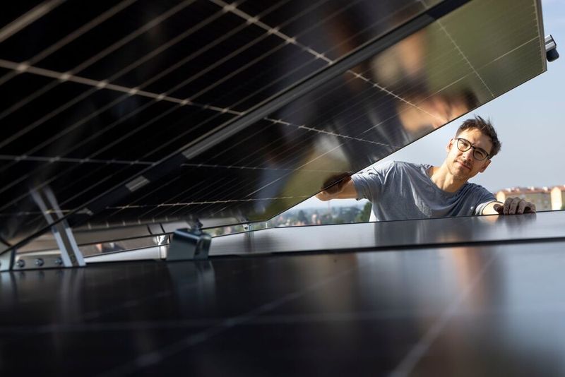 Armin Buchroithner vom Institut für Elektrische Messtechnik und Sensorik der TU Graz beobachtet, wie sich das PV-Modul FLAPTrack zusammenfaltet. (Bild: Lunghammer - TU Graz)