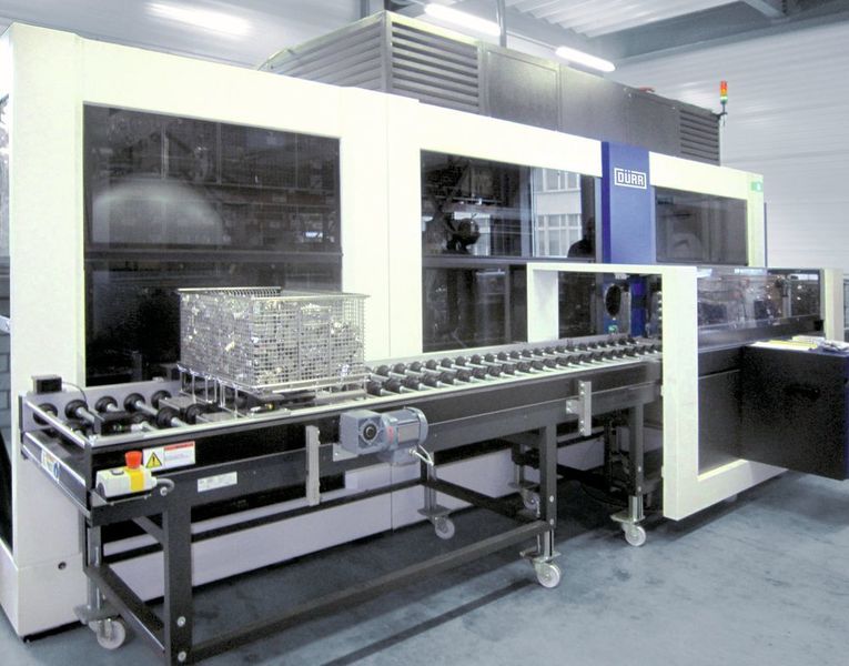 Die Eco C Core wird bei SFS Intec mit modifiziertem Alkohol betrieben. Das für die Anforderungen maßgeschneiderte Anlagenkonzept ist mit einem dritten Flutbehälter ausgestattet. (Bild: SFS Intec)