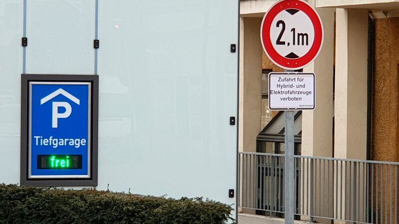 Mit einem Schild weist die Stadt an ihrem Zentralplatz-Tiefgarage auf das Einfahrverbot von Elektrofahrzeugen hin.  (Michael Möschel)