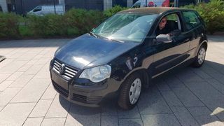 In Kombination mit der Morpho-Color-Technologie des Forschungsinstituts kann die solaraktive Fläche der Motorhaube an die Farbe des Autos angepasst werden. (Bild: Fraunhofer ISE)