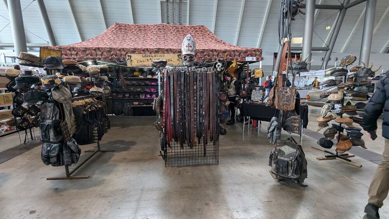 Immer öfter auf der Retro zu sehen: Stände, die nicht im geringsten etwas mit Oldtimern zu tun haben. (Bild: Dominsky – VCG)