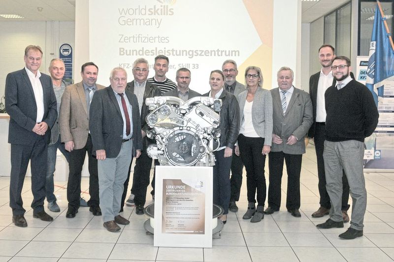 Stehen hinter dem Projekt: Vorstand und Geschäftsführung der Kfz-Innung Region Dresden, Berufsschullehrer und Mitarbeiter. (Bild: Zietz/»kfz-betrieb«)