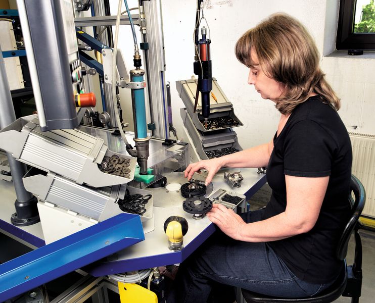 Die Montage der Schneckengetriebe für die Antriebssysteme in Markisen und Rollläden. (Merkel)