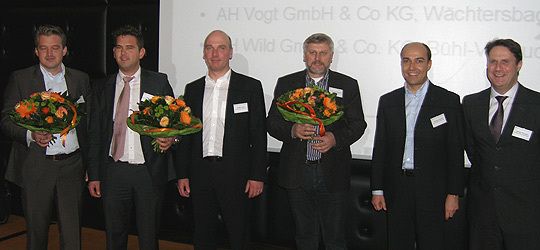 Heiner Prümper (re.), seit September für das Händlernetz zuständig, will künftig regelmäßig Händlern, die seit 25 Jahren in der Nissan-Organisation sind, zu ihrer langjährigen Partnerschaft gratulieren. (Archiv: Vogel Business Media)