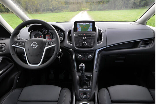 Das Cockpit präsentiert sich im Stil von Astra, Meriva und Co. (Opel)