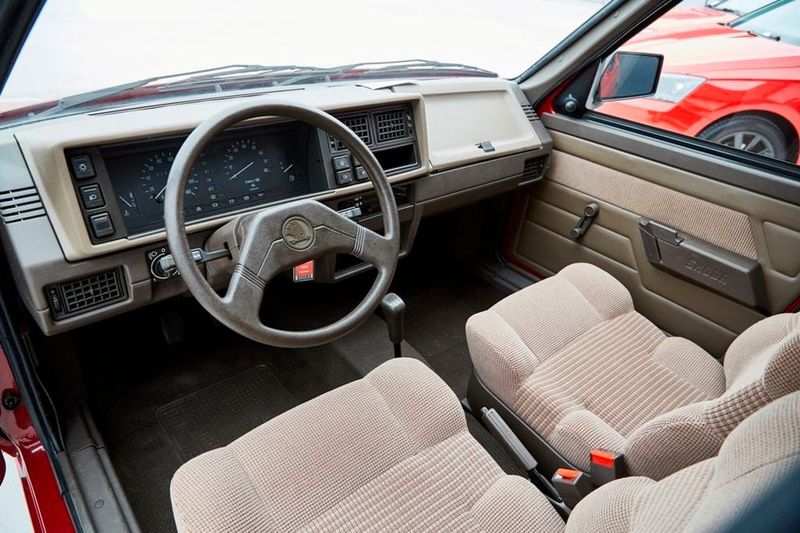 Dem Trend der frühen 1980er Jahre folgend entschied sich Skoda, die Formgebung dem italienischen Designer Bertone anzuvertrauen, wo letztlich die Karosserieversionen Kurzheck, Kombi, Stufenheck und Coupé sowie mehrere Interieurversionen entwickelt wurden. (Skoda)