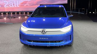 Der untere Lufteinlass in der Front vermittelt zusammen mit den Scheinwerfern ein Lächeln. (Bild: Dirk Kunde)