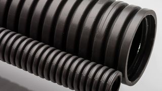 Die schwarze Vestamid Formmasse erfüllt die strengen Anforderungen der Norm für Schienenfahrzeuge an die Kombination von niedriger Rauchgasdichte und hohem Sauerstoffindex für den Innen- und Außenbereich. (Bild: Evonik)