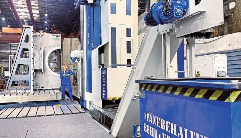 Mit einem speziellen CNC-Bohr- und Fräszentrum bearbeitet IAA auf einer Arbeitsplattform von 14 Meter Länge, 4,1 Meter Höhe sowie 1,6 Meter Breite bis zu 60 Tonnen schwere Stahlkomponenten von fünf Seiten. (Bild: neumeister.de)