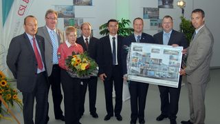Viel Prominenz bei der offiziellen Einweihung des Logistikzentrums in Marburg. Von links: Thomas Janssen (Geschäftsführer Pharmaserv), Egon Vaupel (Oberbürgermeister der Universitätsstadt Marburg), Carola Adler (Leiterin Warehousing, Pharmaserv), Ulrich Triebel (Projektleiter Pharmaserv), Dr. Martin Egger (Leiter Logistik, Pharmaserv), Martin Hobi (Director Logistics Europe, CSL Behring), Conrad Holetzeck (Head of Warehousing & Distribution Management, CSL Behring), Dr. Roland Martin (Geschäftsführer CSL Behring)  (Bild: Pharmaserv)