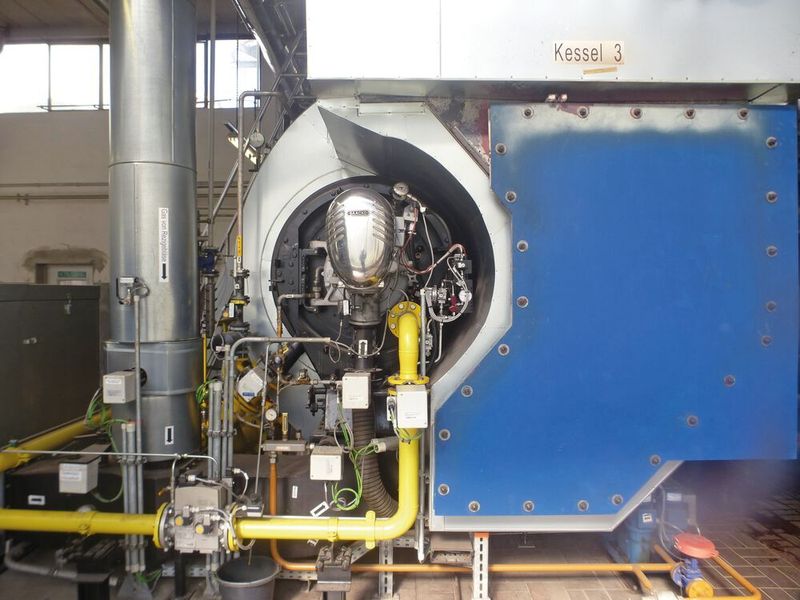 Einer der drei SKVGD-Wasserstoffbrenner im Einsatz beim Spezialchemikalienunternehmen Nouryon in Ibbenbüren. (Saacke)