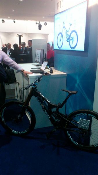 Eines der Exponate war das sensorgespickte Mountainbike von Santa Cruz. (Bild: PTC)