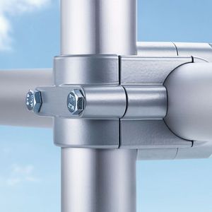 Sicherer Schnellschraubverbinder: Auch für den Flughafen München entwickelte Brinck eine tragfähige Lösung. Diese nimmt Rohre so auf, dass sich an vorhandenen Vertikalstreben sehr einfach zusätzliche Horizontalläufe anklemmen lassen.