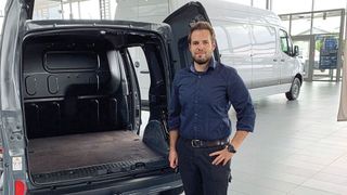 Pascal Stieler vom Autohaus Neils & Kraft GmbH & Co. KG in Gießen macht sich mit einem Transporter aus dem Autohaus auf ins Katastrophengebiet, um dort mit anzupacken.  (Autohaus Neils & Kraft)