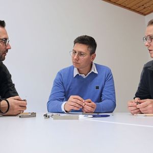 Together they have reduced the set-up times of the sliding headstock lathes at Stork (from left): Björn Birkholz, Managing Director of Stork Automatendreherei, Michel Trill, Technical Consulting and Sales at Iscar, and Stork Production Manager Jonas Ecker.(Image: Iscar)