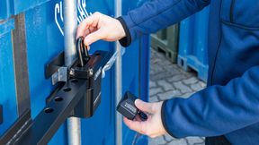 Das abnehmbare Containerschloss „ABUS ConHasp 205“ dient dem professionellen Absichern von Lager- und Überseecontainern, ohne dass gebohrt oder geschraubt werden muss. (Bild: Abus)