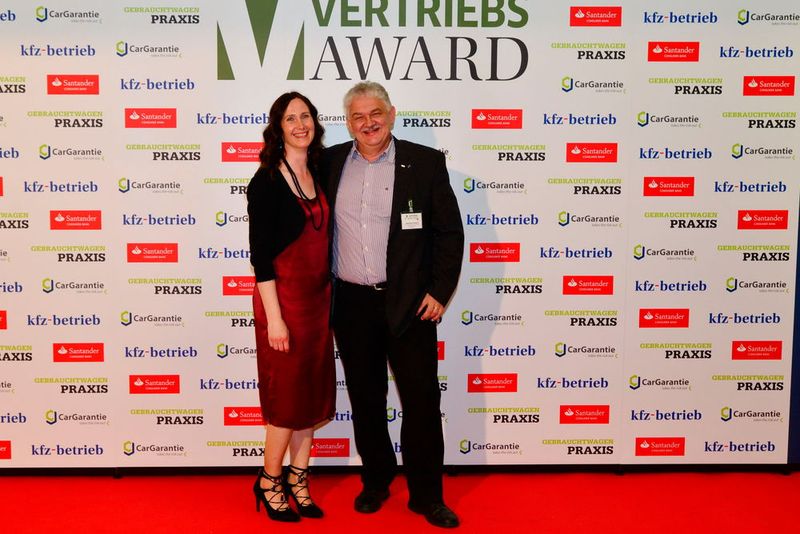 Silke Hussy, Vogel Business Media, und Hermann Schenk von der GTÜ. (Bild: Vogel Business Media)