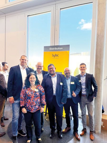 Das Bytec-Team in großer Runde: (v. l.) Christoph Petz (Fujitsu), Carolin Lessmeister, Reinhold Egenter, Timo Müller, Evangelos Pakos und Florian Reithofer (alle Bytec) (Bild: Vogel IT-Medien GmbH)