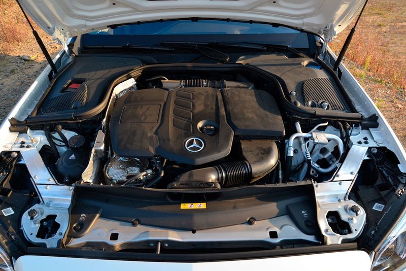 Natürlich darf auch der obligatorische Blick unter die Motorhaube nicht fehlen. Dort arbeitet ein Vierzylinder-Dieselmotor mit 143 kW/194 PS. (Bild: Michel / »kfz-betrieb«)