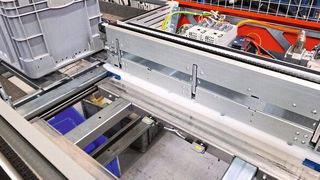 Als Shuttle-Antrieb setzt Savoye auf eine Lenze-Antriebslösung. Die Konstruktion der Beschleunigungs- und Bremsrampen gestaltete sich anspruchsvoll. (sienk.de/Lenze)