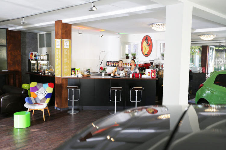 Das stilvolle Ambiente des Autohaus-Cafés soll neue Kundengruppen ansprechen und das Autohaus zum Ort der Begegnung machen. (Foto: Atrium Living Pictures)