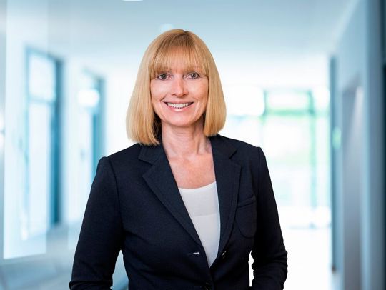 EWM hat einen zusätzlichen Gesellschafter in der Armira Industrieholding gefunden. Susanne Szczesny-Oßing, die Vorstandsvorsitzende von EWM, erklärt: „Das sichert unser Wachstum, die Standorte und nicht zuletzt die Arbeitsplätze langfristig. EWM bleibt dabei eigenständig.“ (Bild:  EWM)