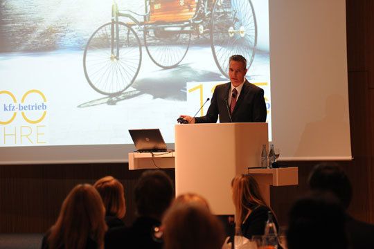 »kfz-betrieb«-Chefredakteur Wolfgang Michel begrüßte die ehemaligen Preisträgerinnen des Junior und Women’s Awards, die zahlreich erschienen waren. (Archiv: Vogel Business Media)