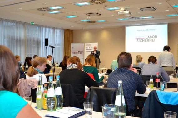 Praxistag Laborsicherheit: von „Zusatzhirnen“ und Worst-Practice-Beispielen (LABORPRAXIS/Lütmman)