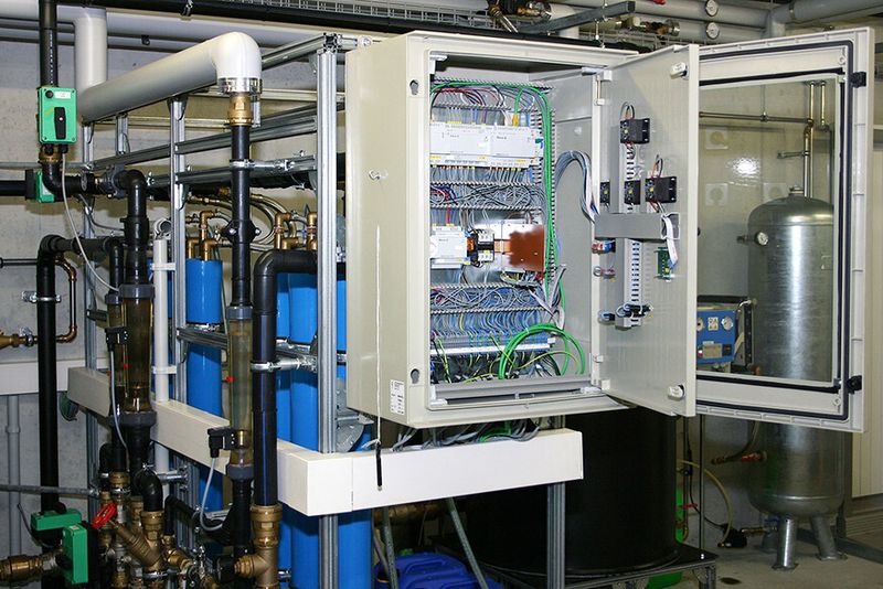 Easy800-Sysstem: Dezentraler Aufbau der Steuerung der Wasseraufbereitungsanlage. (Bild: Eaton)
