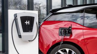 Wallboxen, ob nun von freien Lieferanten oder von den Autobauern selbst, sind gefragt.  (Heidelberger Druckmaschinen)