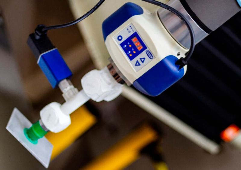 Einer der Demonstratoren der KI-Schulung: Ein Sauggreifer saugt Plättchen verschiedenen Materials an und misst präzise den Druckverlauf. Anhand der Messdaten gilt es, verschiedene Materialien zu unterscheiden und zu sortieren.  (Bild:  WBK Institut für Produktionstechnik am KIT)