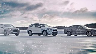 Die drei neuen BMW-Modelle iNext, iX3 und i4 (von links nach rechts) auf Erprobungsfahrten in Arjeplog (Schweden). (BMW)