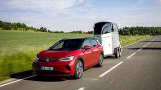 Der VW ID.4 kann Anhänger ziehen, verliert dadurch aber deutlich an Reichweite. (Bild: Volkswagen AG)