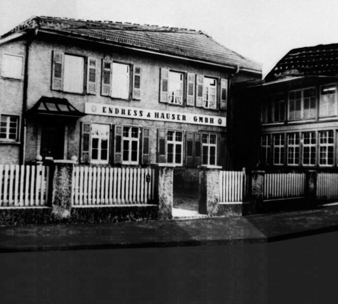 Die „Vereinigten Hüttenwerke“: Der erste Produktionsstandort in Lörrach-Stetten, in einer Collage aus den 50er Jahren (Bild: Endress+Hauser)