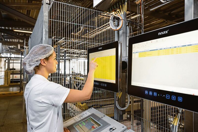 Die Industrie-PC unterstützen die Mitarbeiter bei der Herstellung von Milchprodukten und in der Versandlogistik. (Bild: Noax)