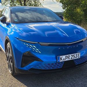 Die Front des Alpine A390 wirkt pfeilförmig. Der auffällige Blade auf der Motorhaube ist kein reines Designelement, er kanalisiert die Luftströmungen. Auffällig ist auch der aerodynamisch geformte Stoßfänger mit den beleuchteten Dreiecken. (Bild:  Mauritz – VCG)