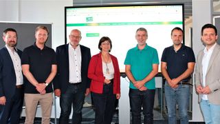 Das Team bei der Vorstellung der ersten digitalen Behörde im Landkreis Merzig-Wadern v.l.n.r.: ZV eGo-Saar: Christophe Boutter (Geschäftsführer), Daniel Breyer (Fachbereichsleiter OZG),  Stephan Thul (Geschäftsführer), Landrätin Daniela Schlegel-Friedrich (LK Merzig-Wadern), Stephan Scholtes (Leiter Verwaltungsorganisation und Digitalisierung LK Merzig-Wadern), Christian Thul (Straßenverkehrs- und Kreisordnungsbehörde LK Merzig-Wadern) und Bürgermeister Sebastian Greiber (Aufsichtsratsvorsitzender eGo-Saar). (© Zweckverband eGo-Saar)